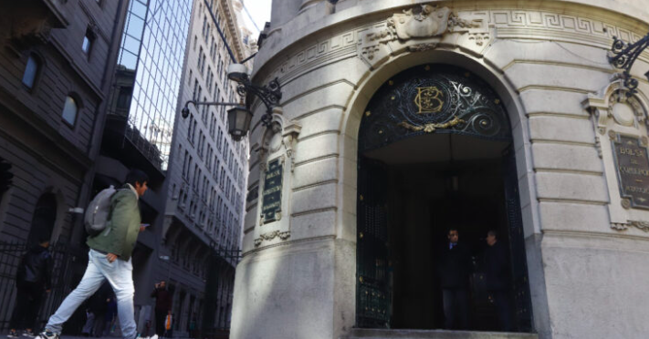 Luego de alcanzar récord: Bolsa de Santiago abre con baja y atenta a evolución de la guerra comercial
